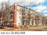 Обновленный старый кирпичный жилой дом на улице Первомайской в городе Лыткарино Московской области (2017 год). Редакционное фото, фотограф Владимир Сергеев / Фотобанк Лори