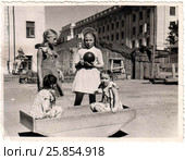Дети играют во дворе. Редакционное фото, фотограф Светлана Кириллова / Фотобанк Лори