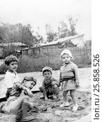 В песочнице. 1964. Редакционное фото, фотограф Зобков Юрий / Фотобанк Лори