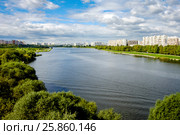 Москва, вид на Москву-реку и район Марьино с Братеевского моста (2016 год). Стоковое фото, фотограф glokaya_kuzdra / Фотобанк Лори