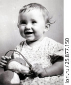 Маленькая девочка с игрушками. 1955 год. Редакционное фото, фотограф Светлана Кириллова / Фотобанк Лори