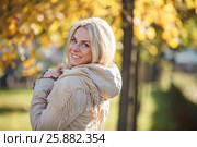Cute girl in autumn sunny day. Стоковое фото, фотограф Виктория Никифорова / Фотобанк Лори