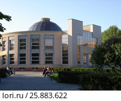 Здание построено в центре сквера им. С.С. Андреевского. Улица Энгельса, 107, город Челябинск (2006 год). Редакционное фото, фотограф Нина Карымова / Фотобанк Лори