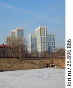 Черкизовский пруд. Высотный жилой комплекс «Богородский» (бульвар Маршала Рокоссовского, 6, корпуса 1а, 1б, 1в, 1г). Район Богородское. Москва (2017 год). Стоковое фото, фотограф lana1501 / Фотобанк Лори