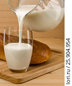 Filling of a glass by milk from a glass jug. Стоковое фото, фотограф Андрей Есин / Фотобанк Лори