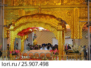 Interior of the Gurdwara Bangla Sahib, is the main Sikh temple in India. Редакционное фото, агентство BE&W Photo / Фотобанк Лори