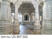 Marble columns in Chaumukha Mandir Jain Temple Ranakpur, Rajasthan India. Редакционное фото, агентство BE&W Photo / Фотобанк Лори