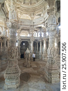 Marble columns in Chaumukha Mandir Jain Temple Ranakpur, Rajasthan India. Стоковое фото, агентство BE&W Photo / Фотобанк Лори
