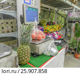 Взвешивание овощей и фруктов на продуктовых весах в магазине (2016 год). Редакционное фото, фотограф Краснова Ирина / Фотобанк Лори