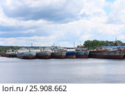 River with many rusty cargo ships and sky with clouds on summer day. Стоковое фото, фотограф Светлана Додух / Фотобанк Лори