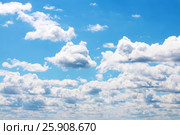 Beautiful cumulus clouds float in blue clear sky in summer day. Стоковое фото, фотограф Светлана Додух / Фотобанк Лори