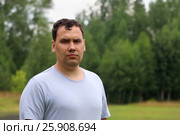 Young sad man stands outdoor at summer day, close up, shallow dof. Стоковое фото, фотограф Светлана Додух / Фотобанк Лори