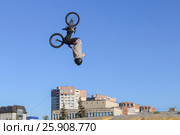 Young man makes a revolution in air on bike during the event jump aeromat in the Perm Region. Стоковое фото, фотограф Светлана Додух / Фотобанк Лори