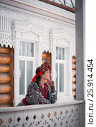 Russian girl in the national costume near terem (2017 год). Стоковое фото, фотограф Юлия Белова / Фотобанк Лори