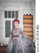 Russian girl in the national costume near terem (2017 год). Стоковое фото, фотограф Юлия Белова / Фотобанк Лори