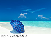 Blue umbrella is on a beach. Стоковое фото, фотограф М / Фотобанк Лори
