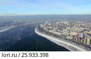 Аэрофотосъемка. Зима. Город Иркутск. Россия. Сибирь. Вид на мост через реку Ангару (2017 год). Стоковое видео, видеограф Виталий Зверев / Фотобанк Лори