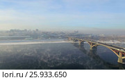 Аэрофотосъемка с воздуха. Зима. Город Иркутск. Россия. Сибирь. Вид на мост через реку Ангара (2017 год). Стоковое видео, видеограф Виталий Зверев / Фотобанк Лори