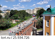 Люди прогуливаются вдоль стен Кремля (2014 год). Редакционное фото, фотограф Никифорова Ангелина / Фотобанк Лори