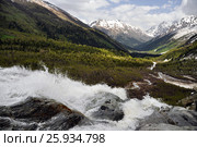 Большой водопад с видом на горы Кавказа. Стоковое фото, фотограф Никифорова Ангелина / Фотобанк Лори