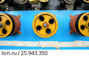Rotating rubberized wheels of the winding machine. Стоковое видео, видеограф Андрей Радченко / Фотобанк Лори