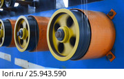Rotating rubberized wheels of the winding machine. Стоковое видео, видеограф Андрей Радченко / Фотобанк Лори