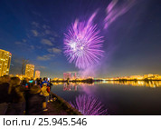 Салют на День Победы 9 мая в Москве (Salute in Moscow on 9 May) (2015 год). Стоковое фото, фотограф Андрей Пятницкий / Фотобанк Лори