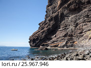Каменный пляж у скал Los Gigantes. Конец пешего маршрута в ущелье Маска. Тенерифе. Канары, Испания (2016 год). Стоковое фото, фотограф Кекяляйнен Андрей / Фотобанк Лори