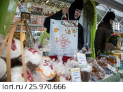 Продажа пасхальных куличей, выпечки, меда из православного монастыря на площади Революции в городе Москве во время ежегодного московского фестиваля "Пасхальный дар", Россия (2017 год). Редакционное фото, фотограф Николай Винокуров / Фотобанк Лори