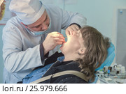Стоматолог проводит профилактику пациенту (2017 год). Редакционное фото, фотограф Игорь Новиков / Фотобанк Лори