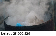 Barrel of burning rubbish. Стоковое видео, видеограф Kozub Vasyl / Фотобанк Лори
