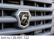 Радиаторная решетка автомобиля с эмблемой ГАЗ (2017 год). Редакционное фото, фотограф Alexei Tavix / Фотобанк Лори