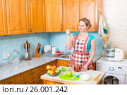 Молодая женщина снимает пробу с только что приготовленного яблочного варенья. Стоковое фото, фотограф Сергей Дубров / Фотобанк Лори