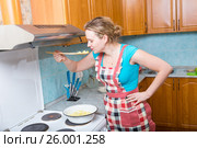 Женщина проверяет готовность яблочного варенья, которое готовит дома. Стоковое фото, фотограф Сергей Дубров / Фотобанк Лори