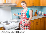 Улыбающаяся светловолосая девушка готовит яблочное варенье на кухне. Стоковое фото, фотограф Сергей Дубров / Фотобанк Лори