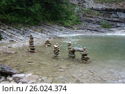 Башни из камней в горной реке. Стоковое фото, фотограф Анна Михеева / Фотобанк Лори