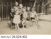 Маленькая девочка 1,5 года и мальчики 4-5 лет, на прогулке летом. 1966 год (2017 год). Редакционное фото, фотограф Светлана Попова / Фотобанк Лори