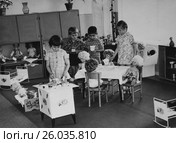 Дети играют в чаепитие с куклами, в детском саду. 1976 год. (2015 год). Редакционное фото, фотограф Светлана Попова / Фотобанк Лори