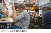 Rotating timelapse of Chinatown foodcourt in Singapore. Редакционное видео, видеограф Кирилл Трифонов / Фотобанк Лори
