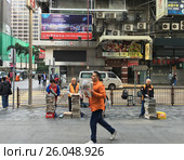 Free newspapers handing out, Hong Kong (2017 год). Редакционное фото, фотограф Александр Подшивалов / Фотобанк Лори