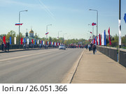 На Большой Ижорский мост в Колпино вступает торжественное шествие в честь Дня Победы. Редакционное фото, фотограф Николай Лемешев / Фотобанк Лори