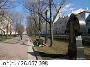 Поклонный крест в честь покровительницы Москвы преподобной Евфросинии. Купола Храма Новомучеников и Исповедников Российских на территории Сретенского мужского монастыря. Москва, Рождественский бульвар (2017 год). Редакционное фото, фотограф Щеголева Ольга / Фотобанк Лори