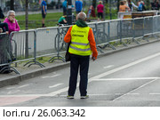 BERLIN - APRIL 02, 2017: The annual 37th Berlin Half Marathon. Ensuring public order. Volunteers at work. Редакционное фото, фотограф Sergey Kohl / Фотобанк Лори