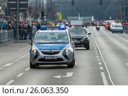 BERLIN - APRIL 02, 2017: The annual 37th Berlin Half Marathon. Ensuring public order. The police are at work. Редакционное фото, фотограф Sergey Kohl / Фотобанк Лори