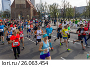 BERLIN - APRIL 02, 2017: The annual 37th Berlin Half Marathon. Athletes run on Karl-Liebknecht-Strasse (Karl Liebknecht Street). Редакционное фото, фотограф Sergey Kohl / Фотобанк Лори