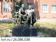 Памятник Юрию Гагарину и Сергею Королёву у ЮФУ в Таганроге (2016 год). Редакционное фото, фотограф Светлана Шимкович / Фотобанк Лори