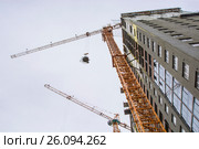 Строительный кран около многоэтажного дома. Вид снизу. Стоковое фото, фотограф Сергеев Валерий / Фотобанк Лори