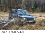 Range Rover едет по полю с брызгами (2017 год). Редакционное фото, фотограф Александра Дебрянская / Фотобанк Лори