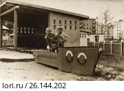 Девочка с мальчиком за штурвалом корабля на детской площадке. 1970 год. (2017 год). Редакционное фото, фотограф Светлана Попова / Фотобанк Лори