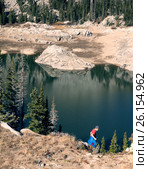 Ребенок спускается к высокогорному озеру. Lake Mary Trail, Uinta-Wasatch-Cache national forest, Utah, United States (2014 год). Стоковое фото, фотограф Ирина Кожемякина / Фотобанк Лори